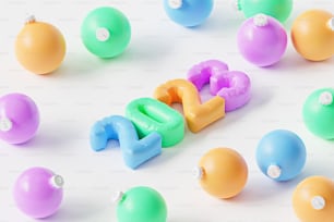 Un grupo de bolas de plástico y letras sobre una superficie blanca