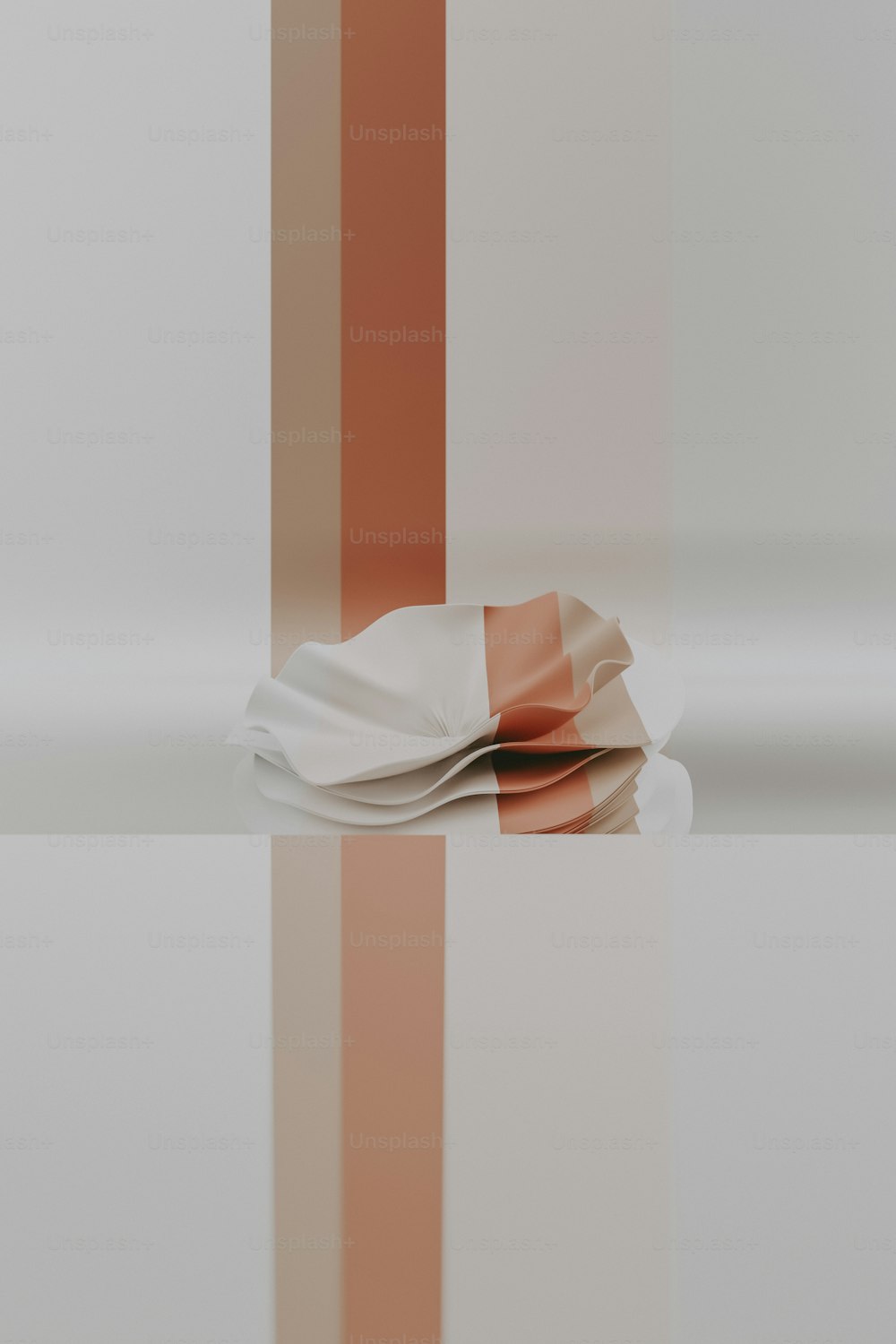 un pezzo di carta piegato seduto sopra un tavolo