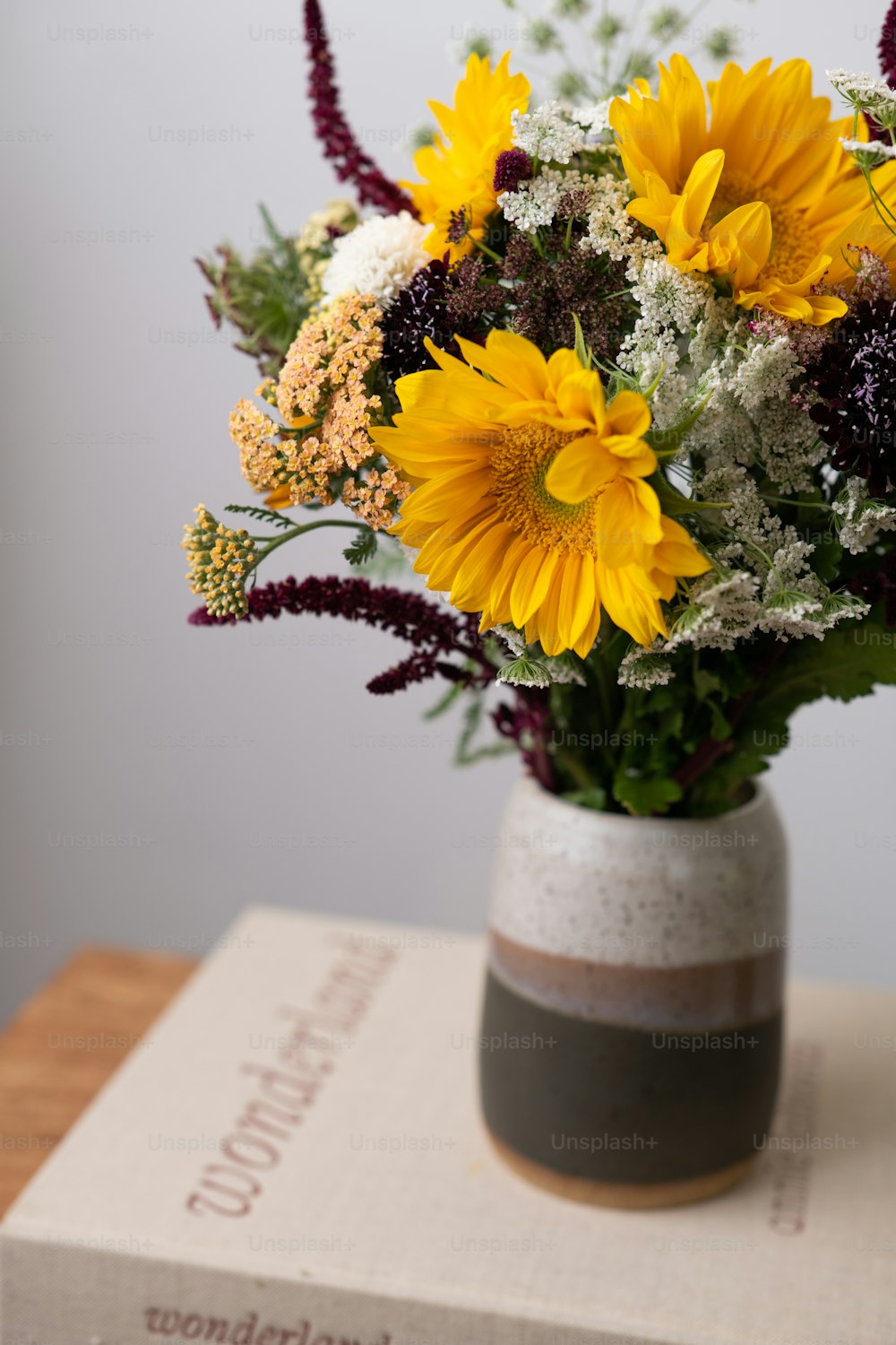 um buquê de girassóis e outras flores em um vaso