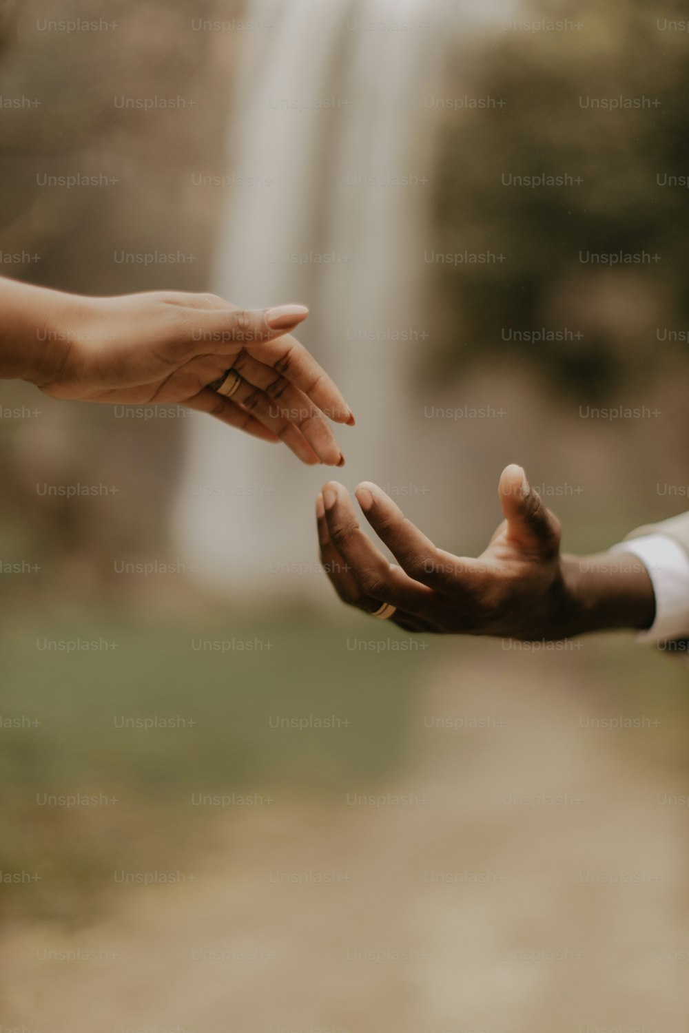 Zwei Menschen, die sich gegenseitig die Hände reichen