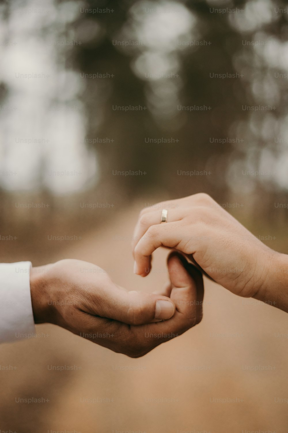 um close up de duas pessoas de mãos dadas