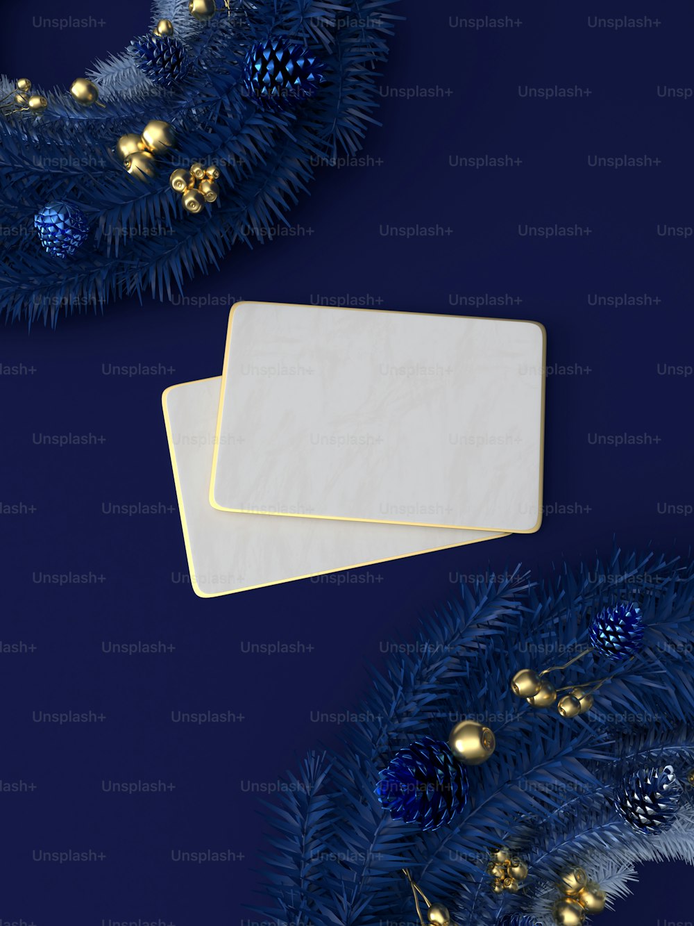 Dos tarjetas blancas sentadas encima de un árbol de Navidad azul