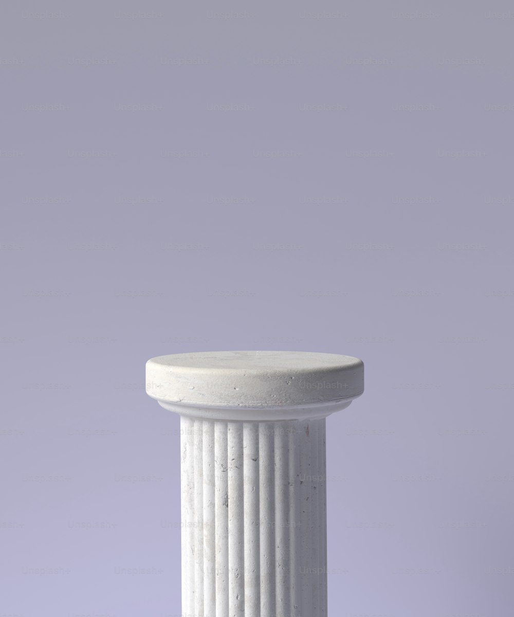 una colonna bianca con una parte superiore bianca su sfondo grigio