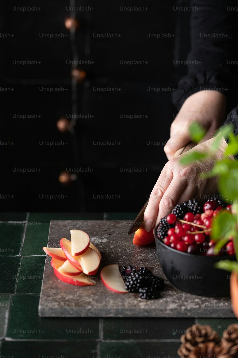 Una persona cortando fruta en una tabla de cortar