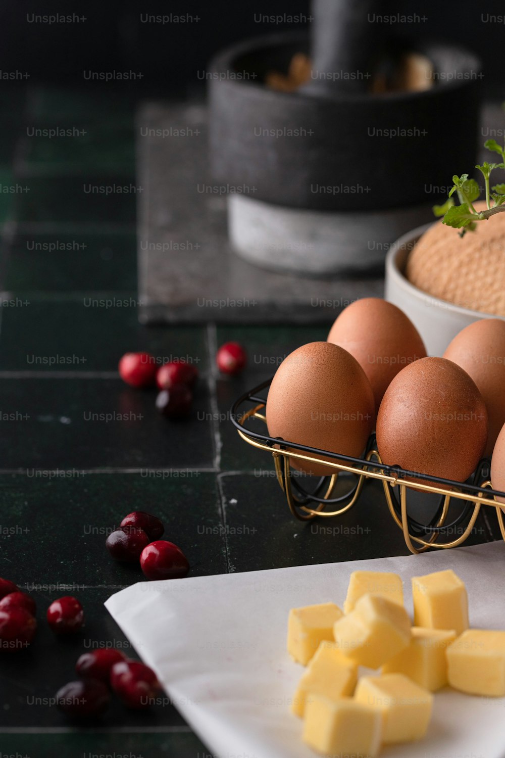 un plateau d’œufs et de fromage sur une table