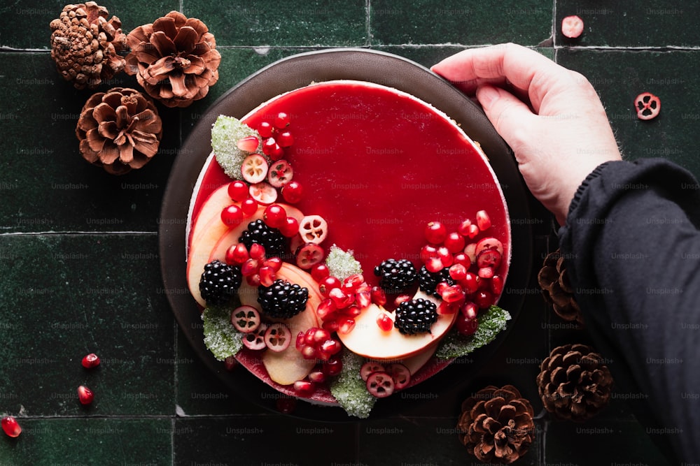 une personne tenant une assiette de nourriture sur une table