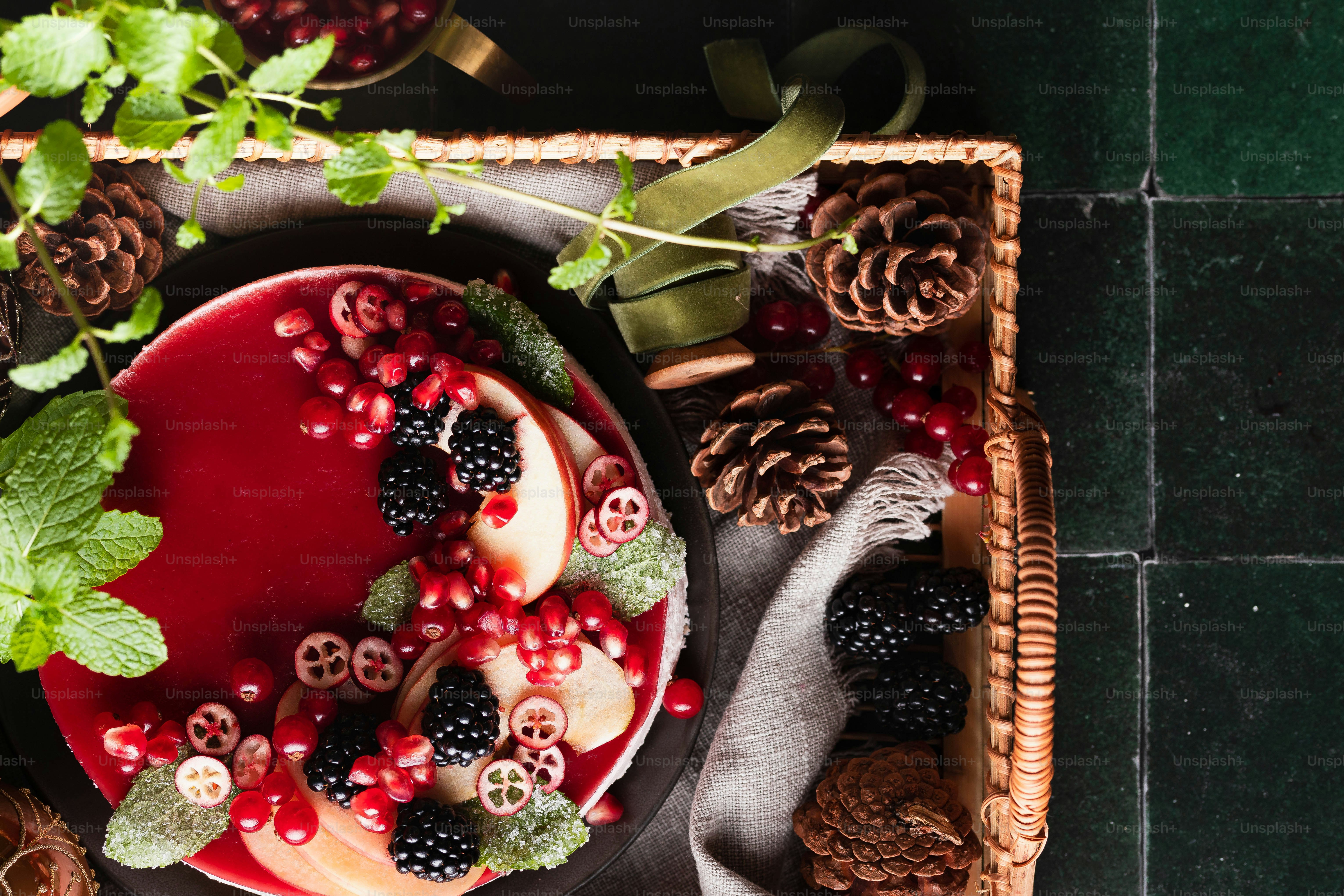 ein Teller mit Obst und Beeren auf einem Tisch