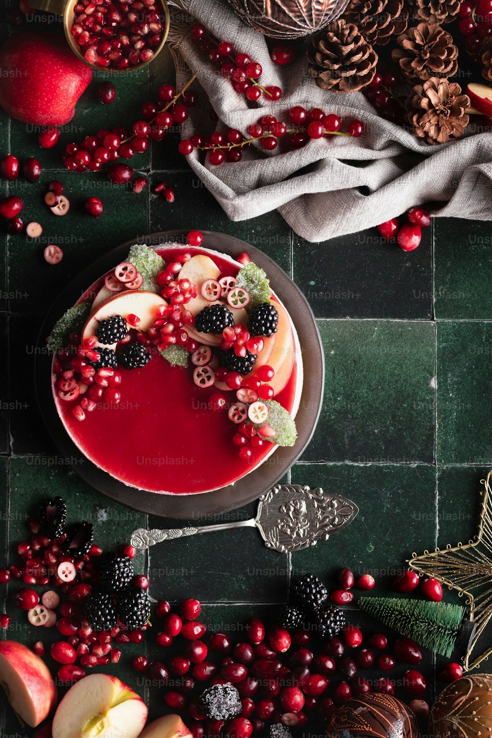 uma mesa coberta com um bolo coberto de frutas