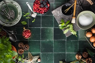 un suelo de baldosas verdes cubierto con cuencos de frutas y verduras