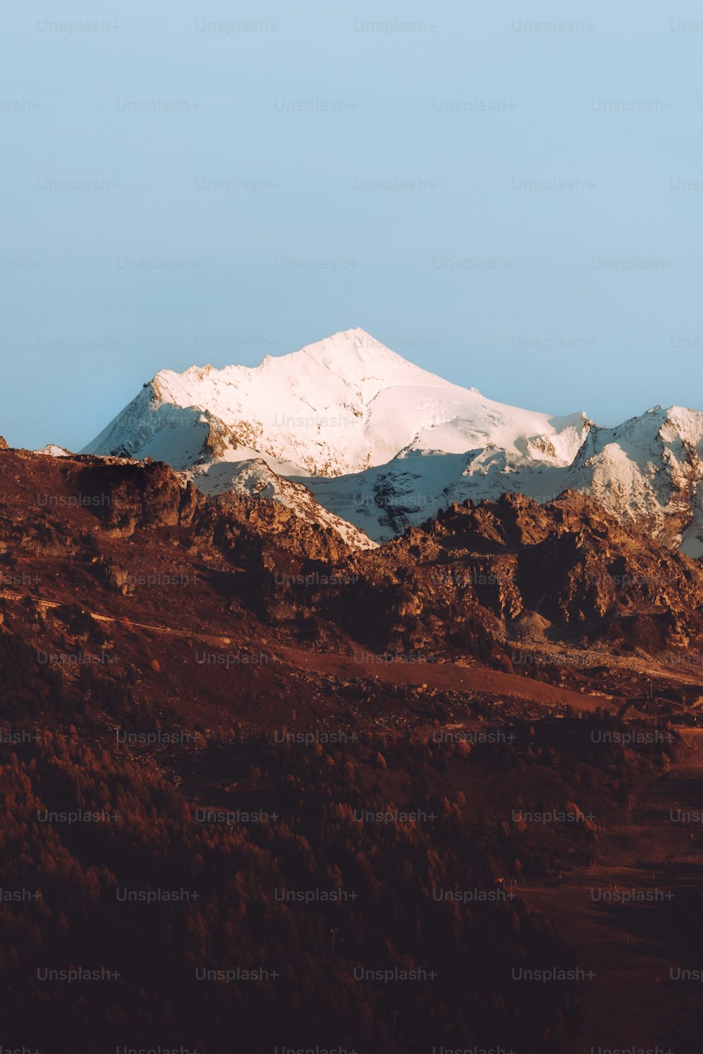 Ein Berg mit Schnee auf dem Gipfel