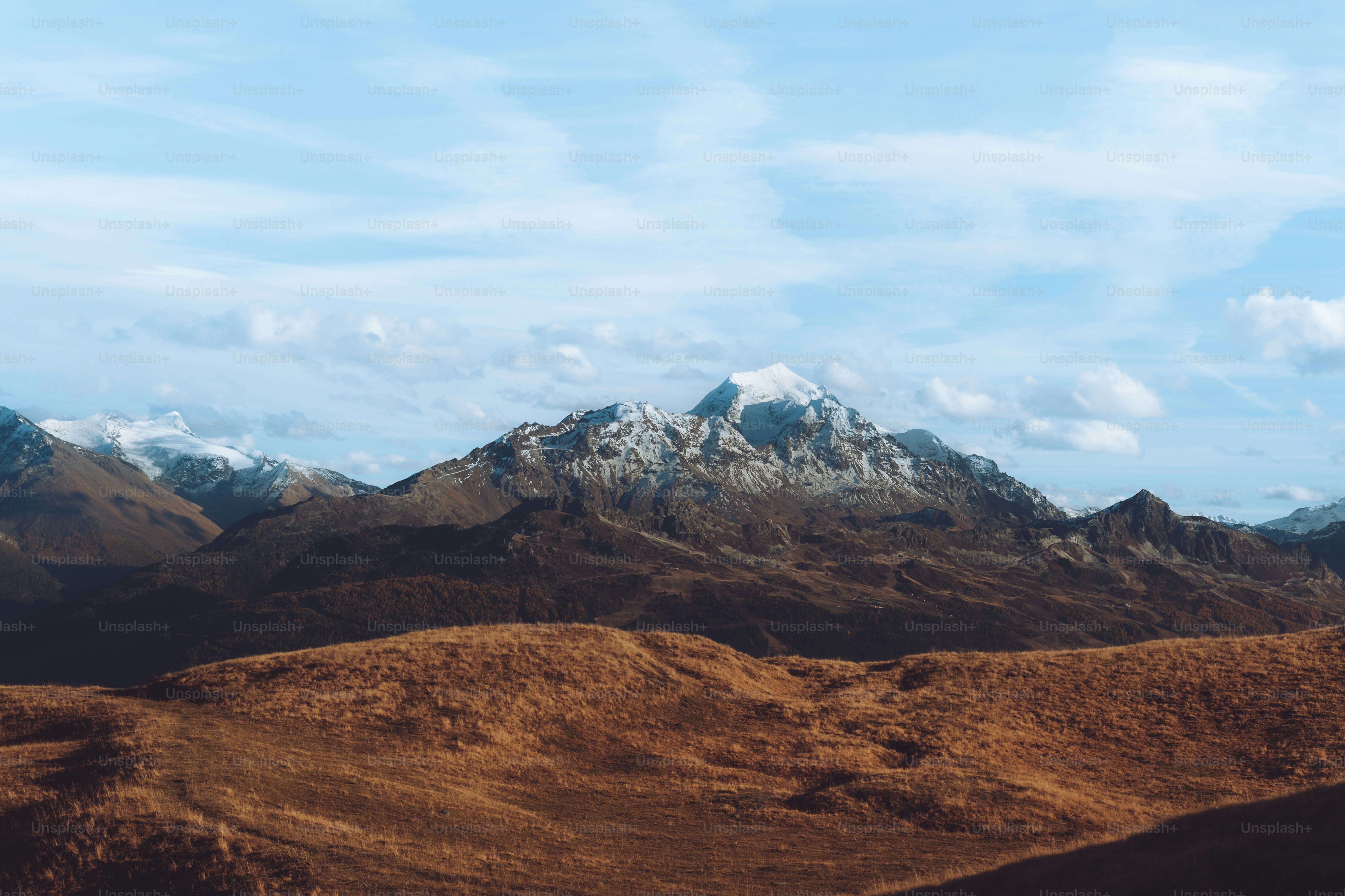 멀리 눈 덮인 산이 있는 산맥