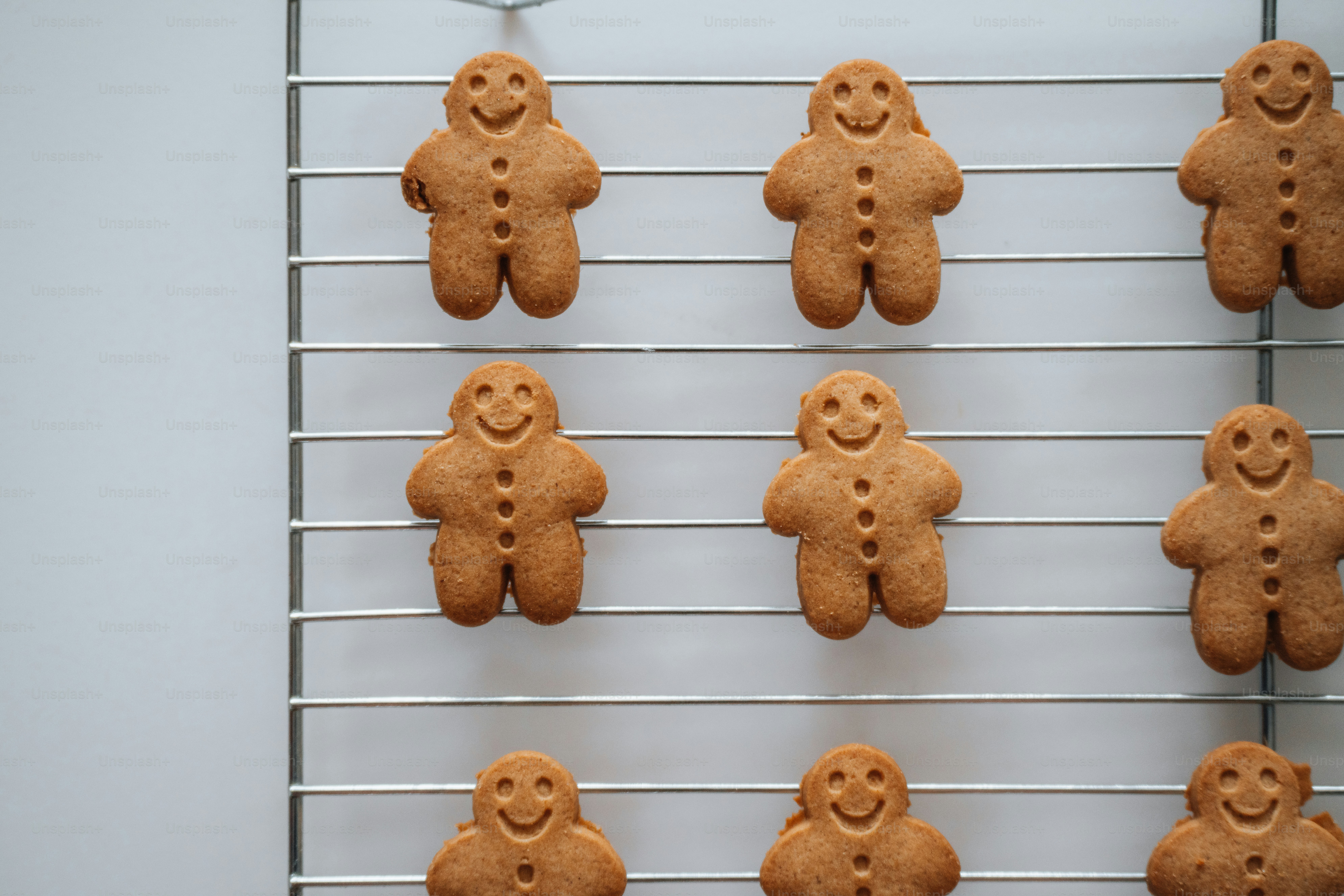 Un montón de galletas que están en un estante