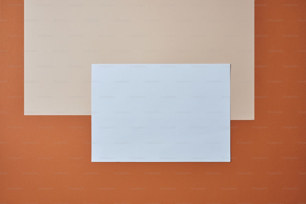un quadrato bianco e un quadrato bianco su sfondo arancione
