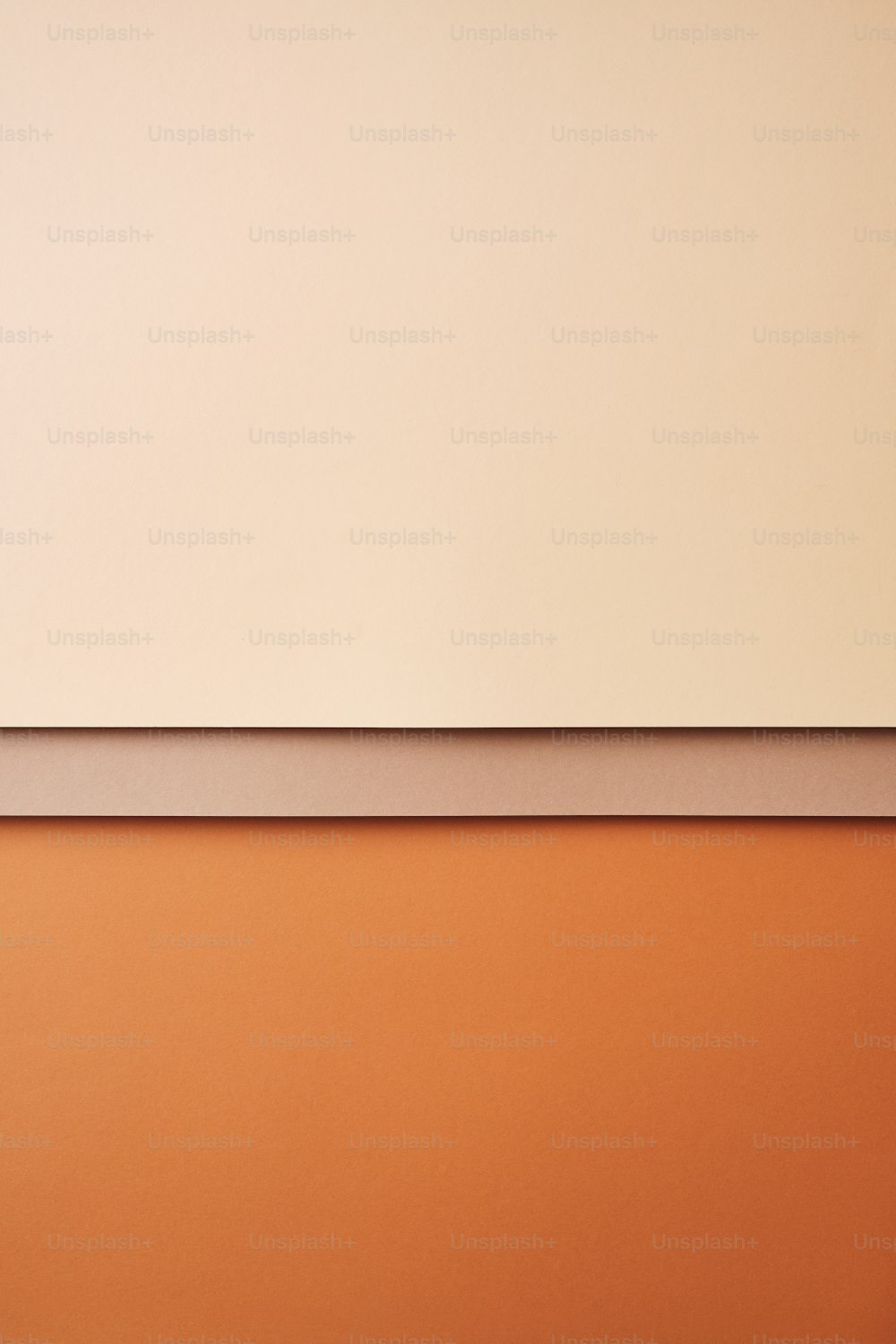 una pared naranja y blanca con un reloj