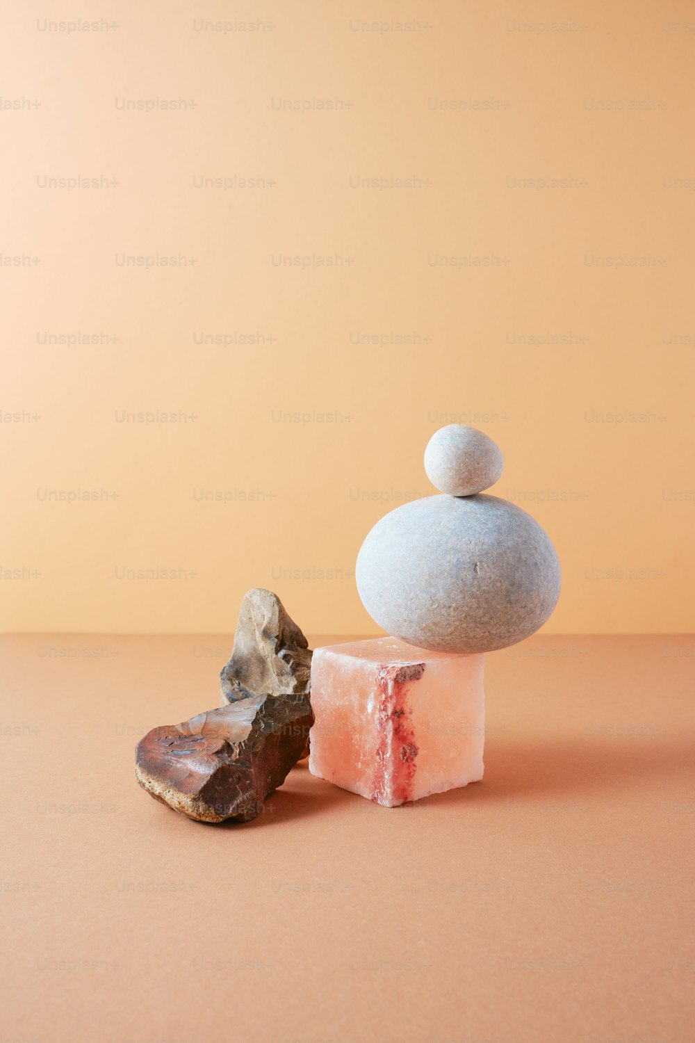 una roccia seduta sopra un pezzo di sapone rosa