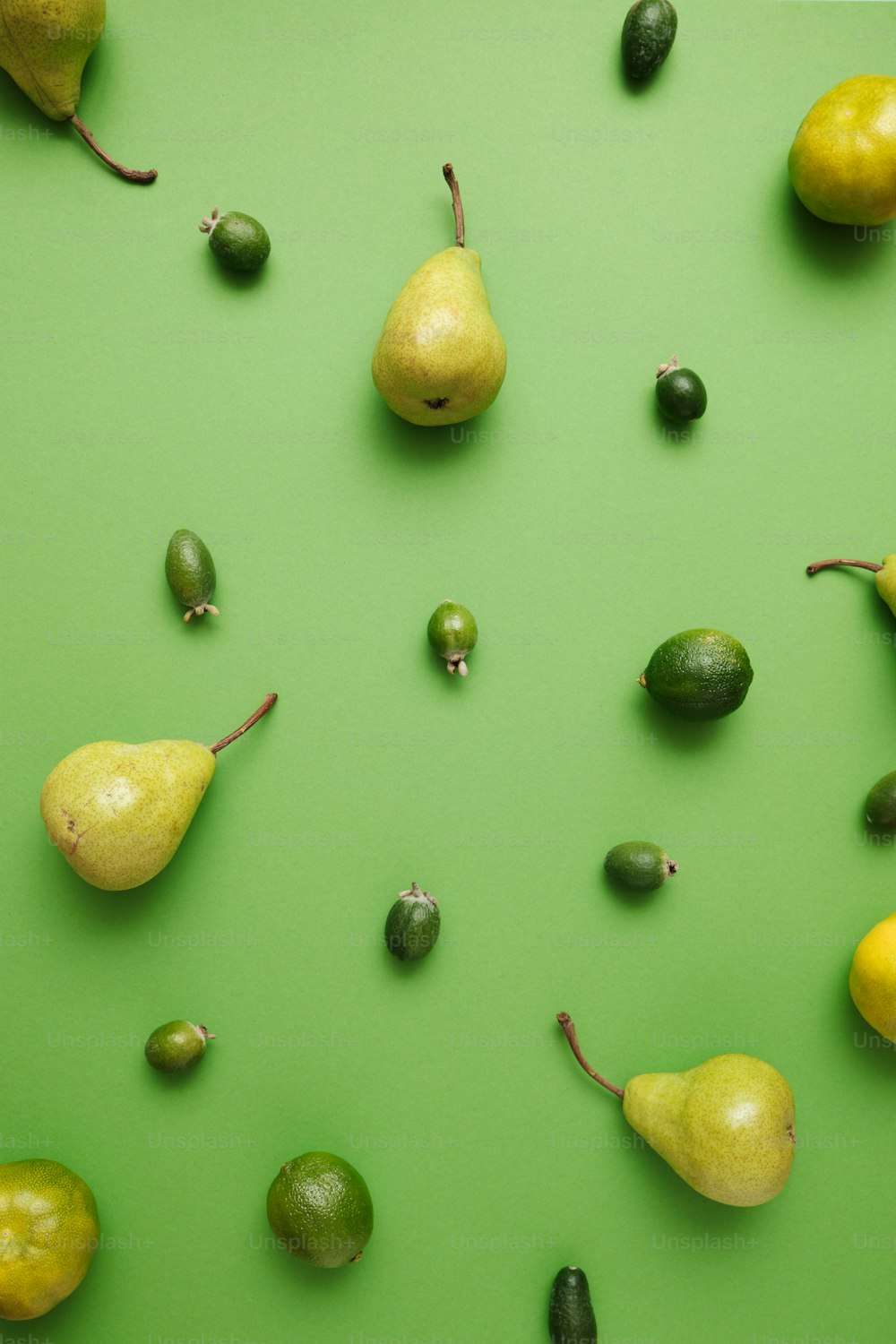 un gruppo di frutta seduto sopra una superficie verde