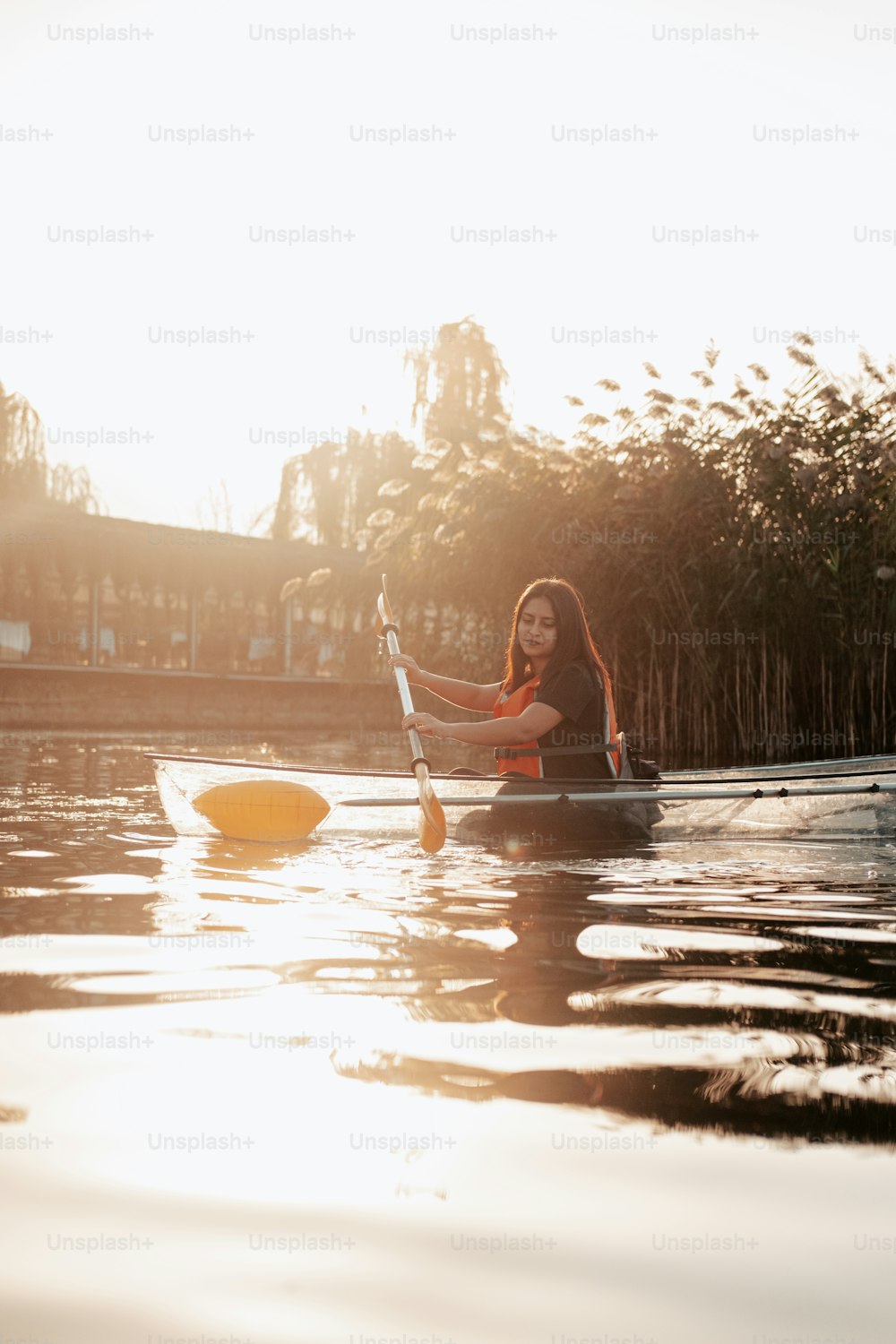 Eine Frau paddelt mit einem Kajak im Wasser