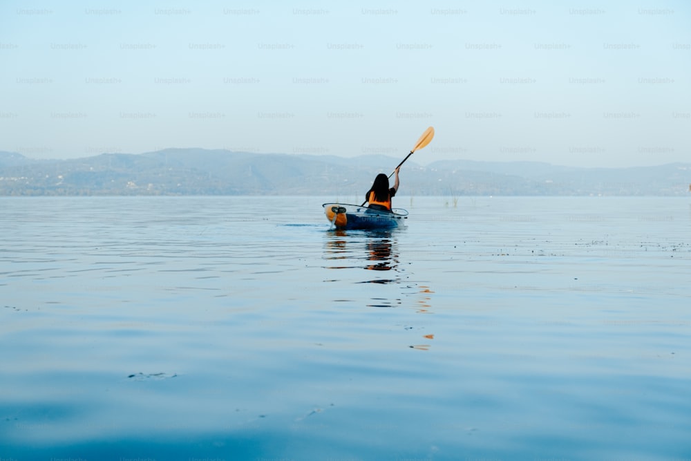 una persona in un kayak che pagaia sull'acqua