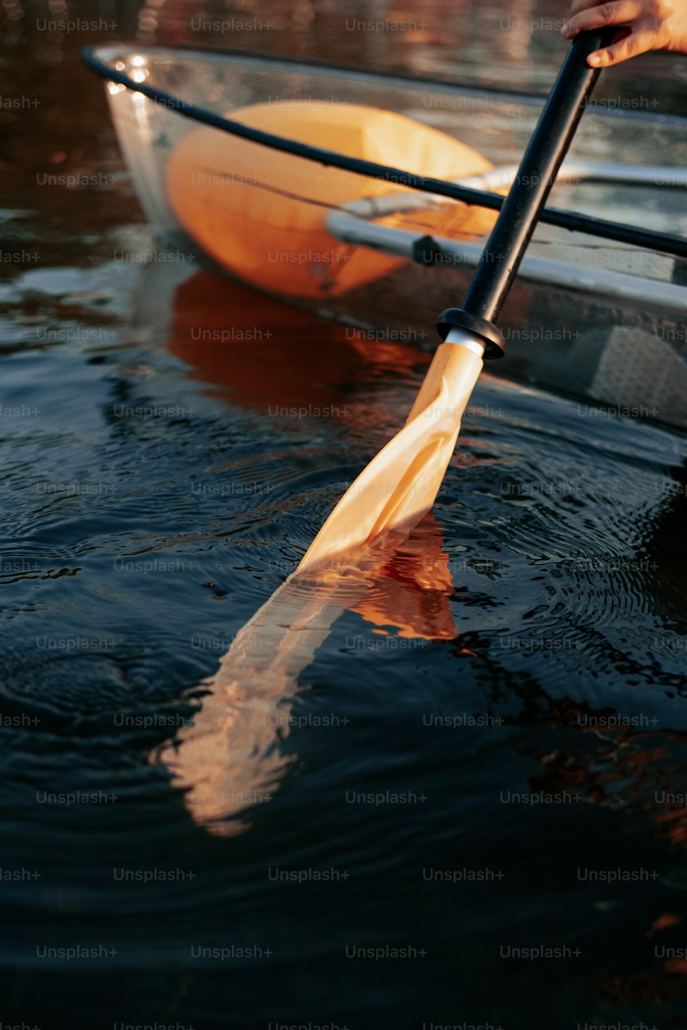 una persona che rema una barca su uno specchio d'acqua