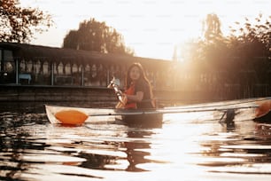 Una mujer en kayak remando por un río