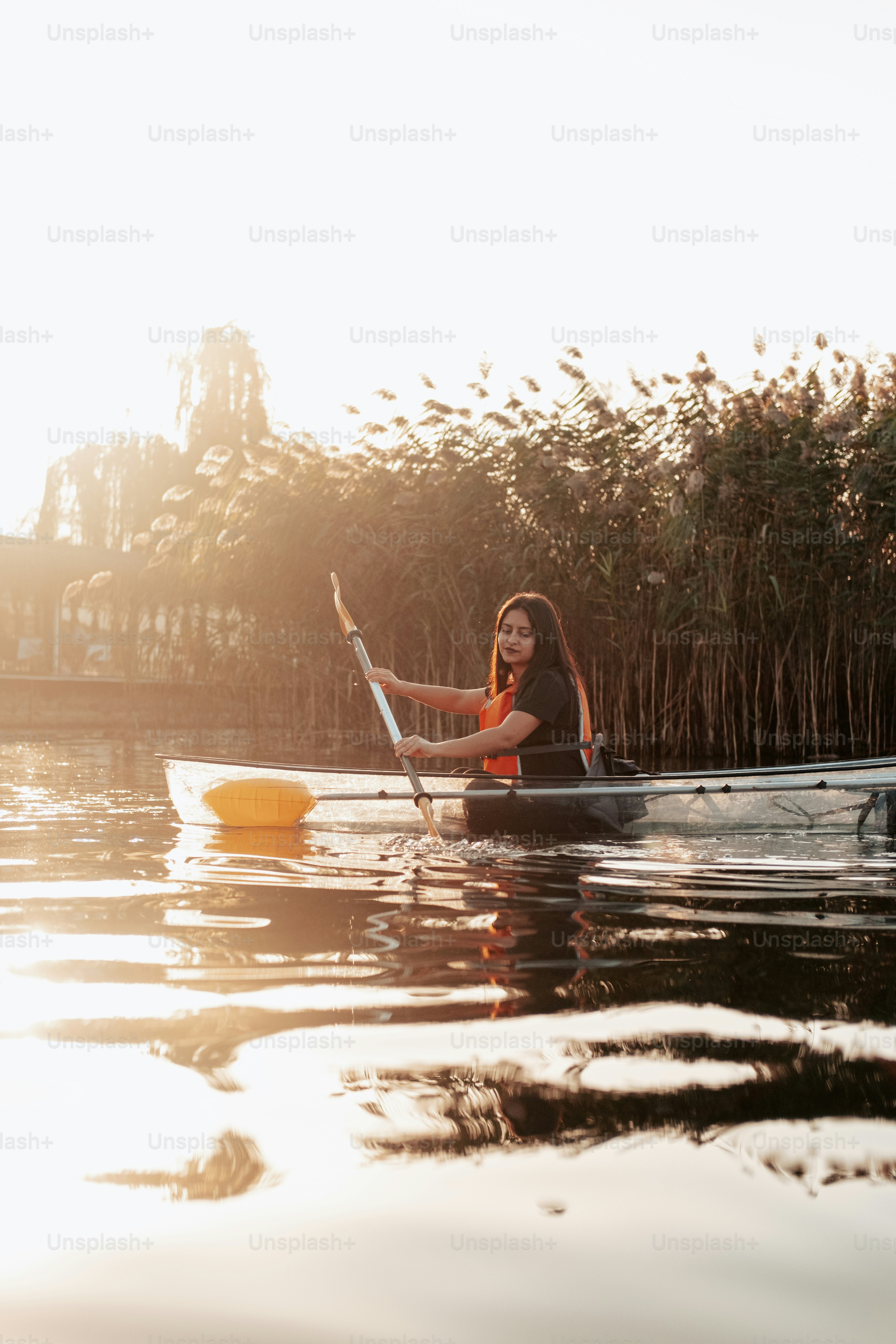 Eine Frau paddelt mit einem Kanu im Wasser