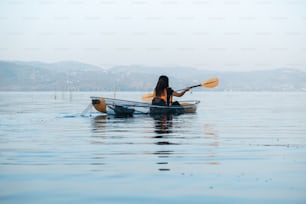 Una mujer en un kayak remando en el agua