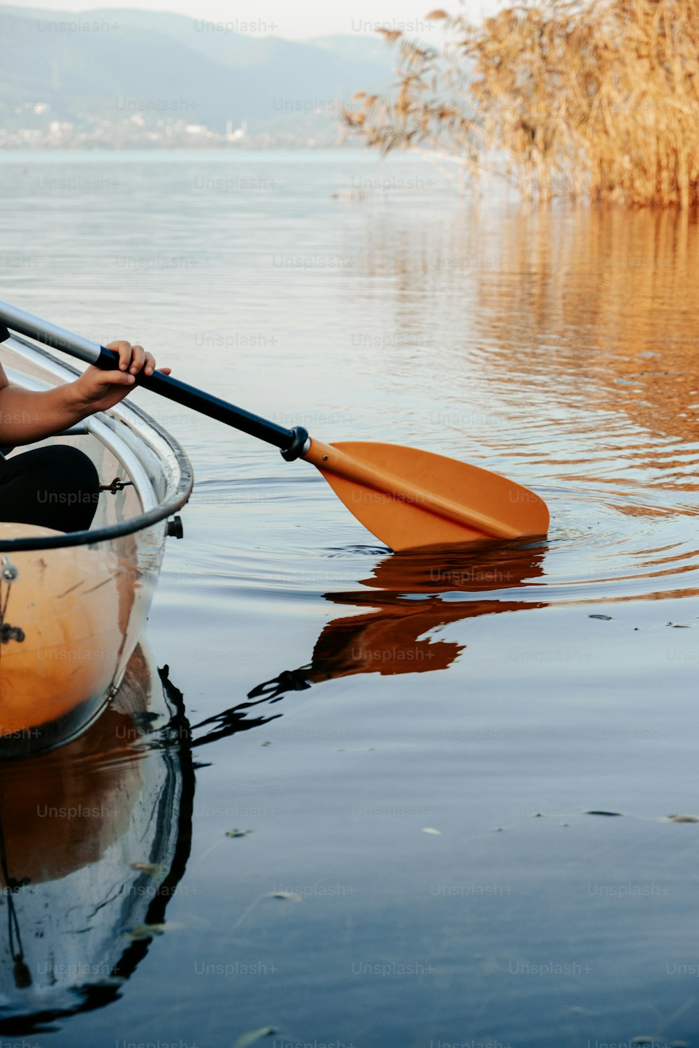 Ein Mann in einem Kanu, der auf dem Wasser paddelt