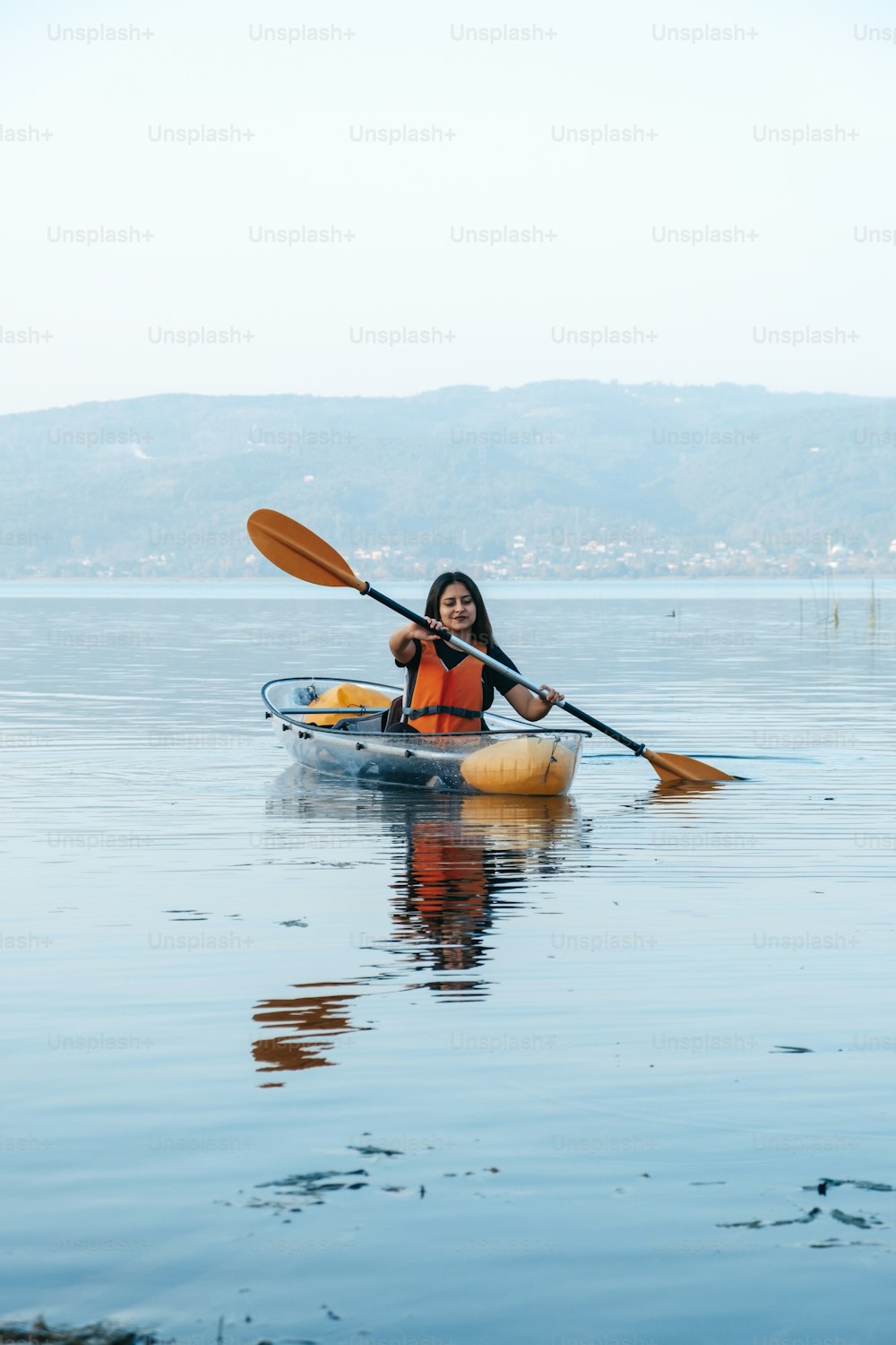 Une femme en kayak pagayant sur l’eau