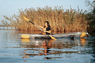 Une femme pagaie dans un canot sur l’eau
