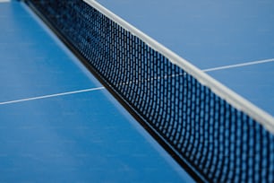 um close up de uma rede de tênis em uma quadra de tênis
