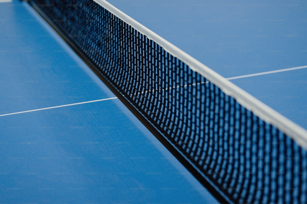 Un primer plano de una red de tenis en una cancha de tenis