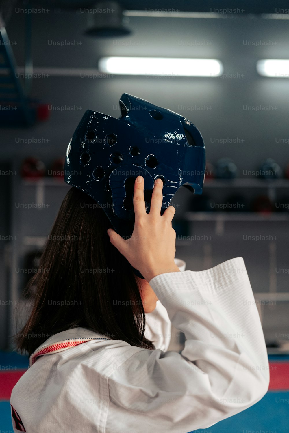 체육관에 서 있는 동안 파란색 헬멧을 쓴 여성