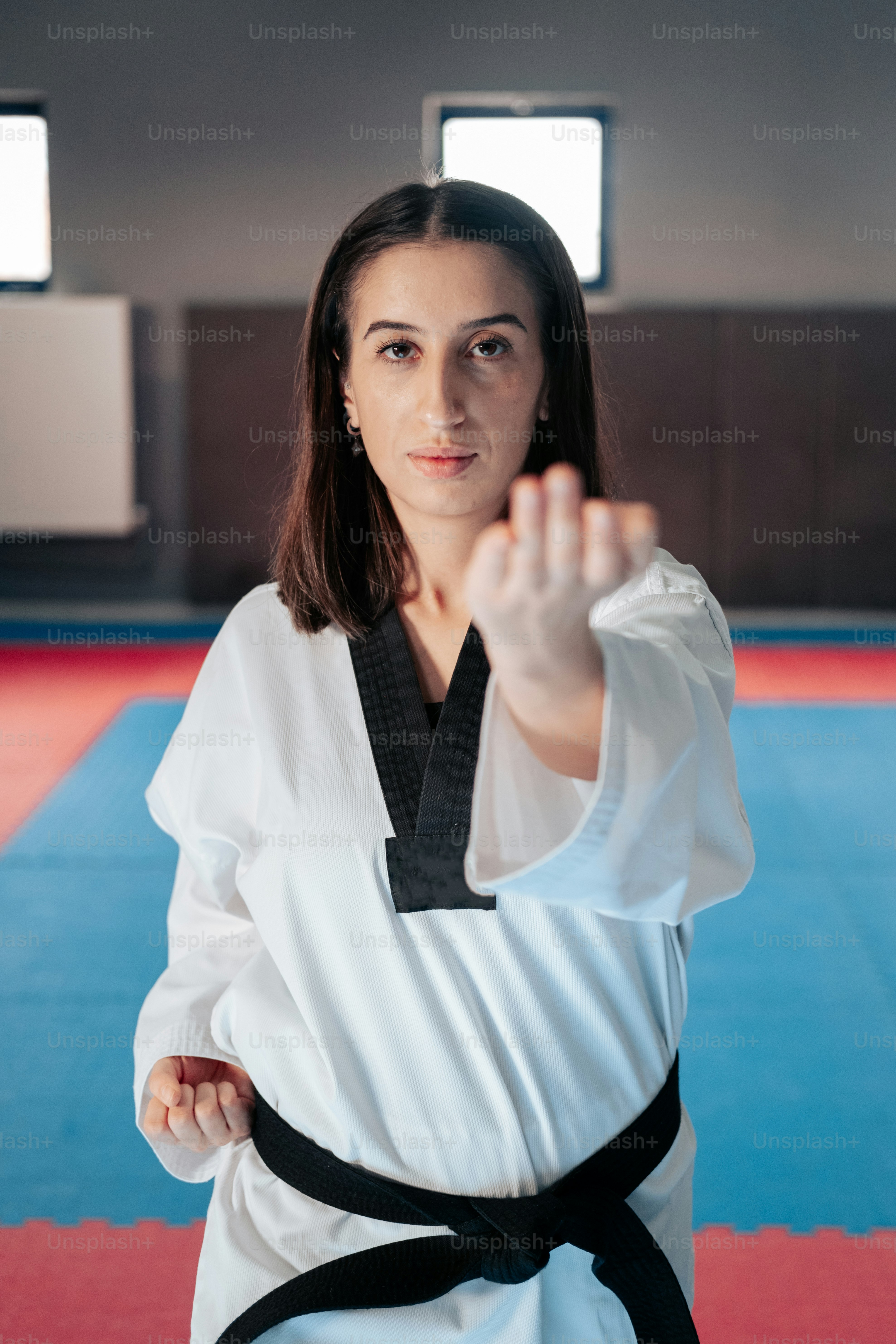 uma mulher em um quimono em pé em uma sala
