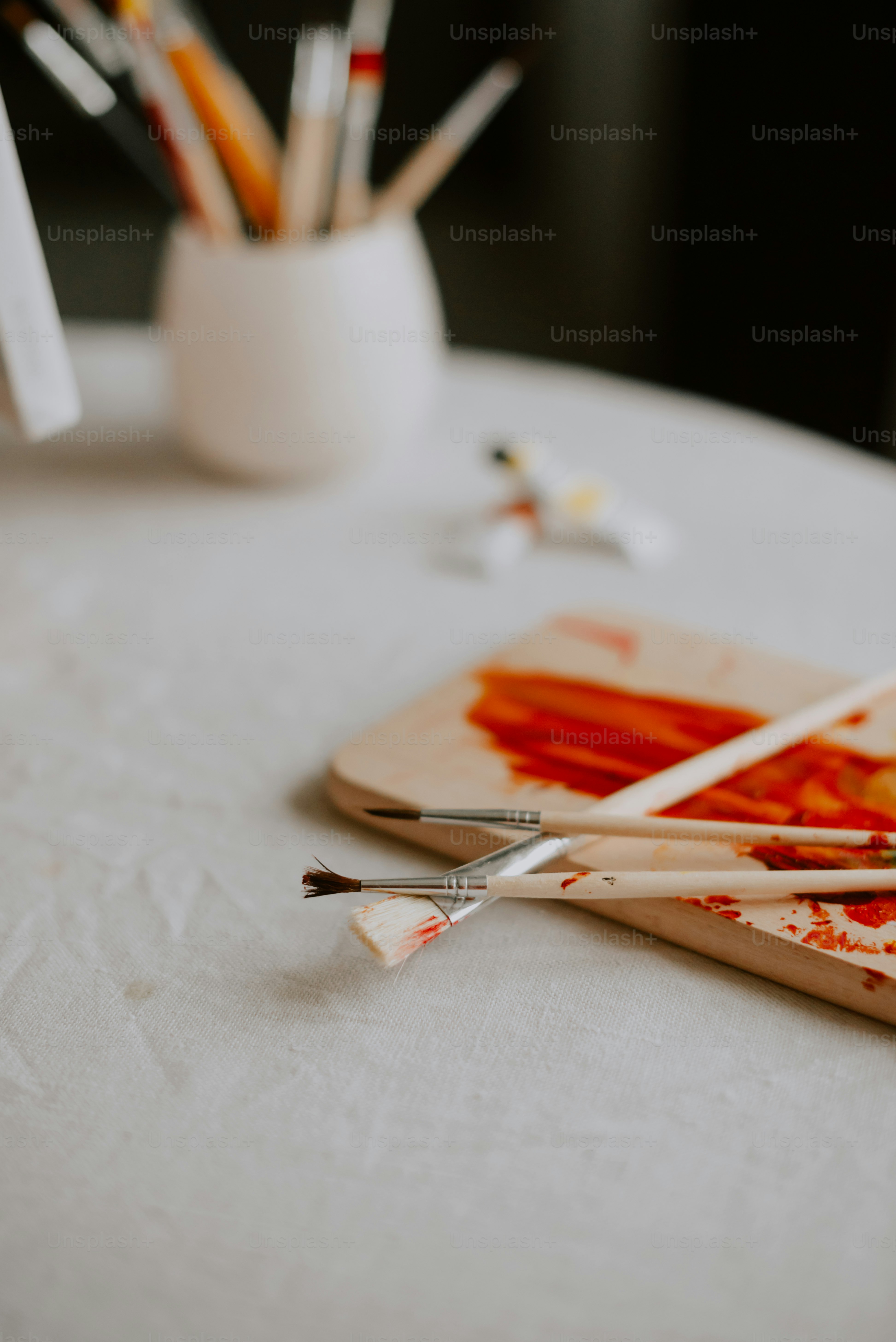 un gros plan de pinceaux sur une table