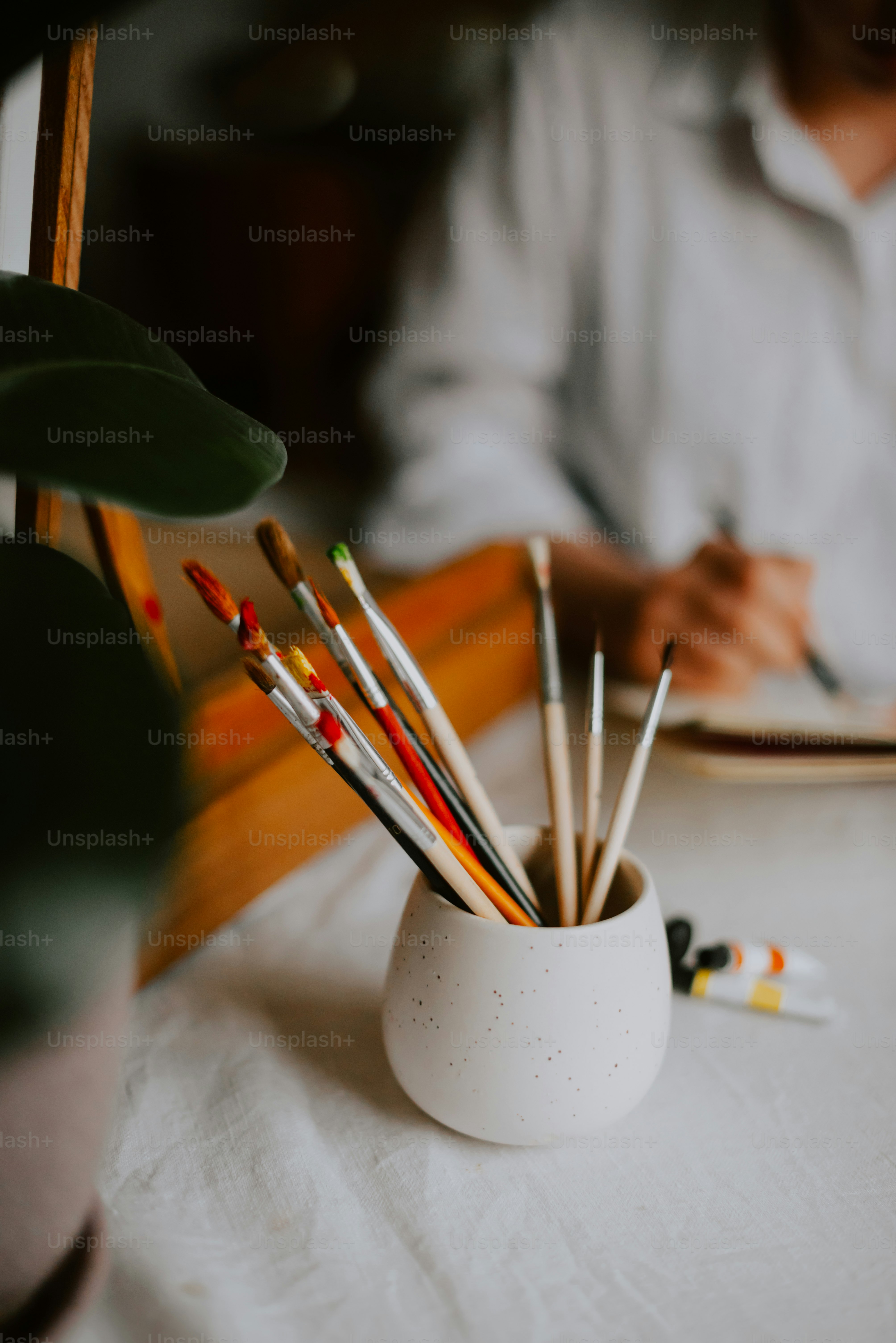 A woman is painting a picture on a easel photo – Painting Image on Unsplash