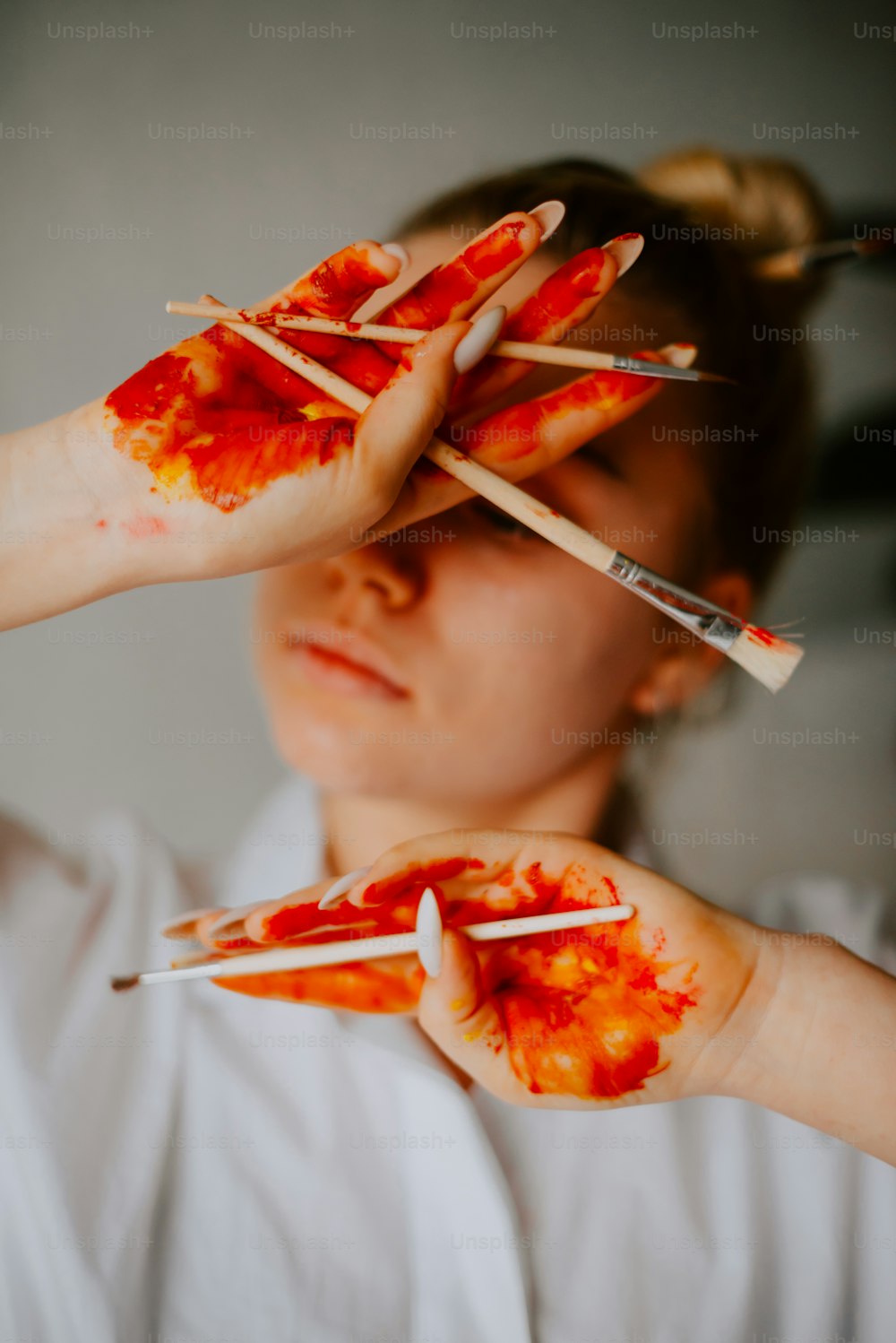 uma menina com as mãos pintadas de sangue