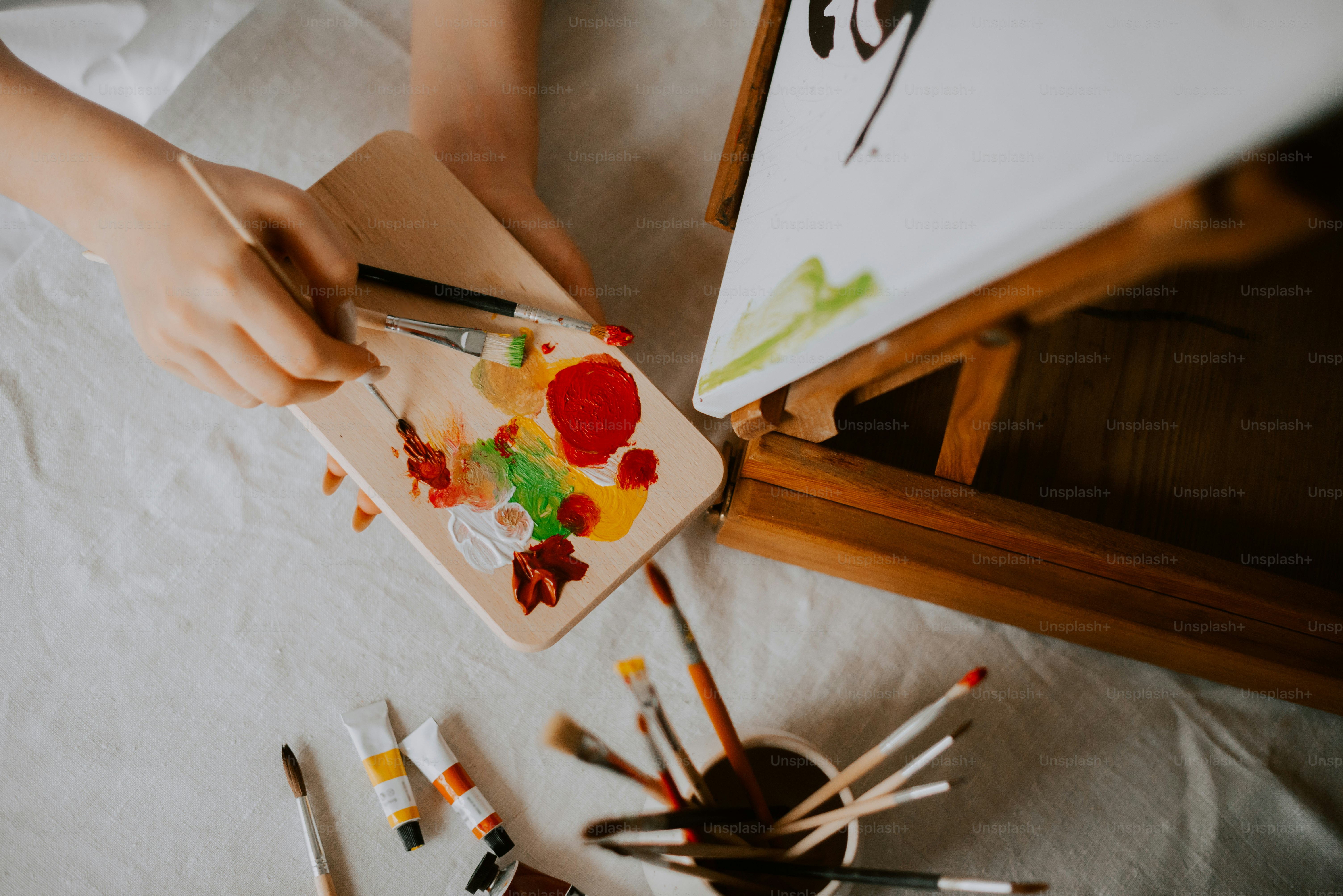 Un enfant peint sur un morceau de papier