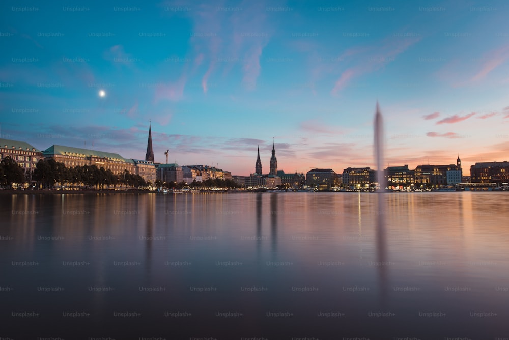 Ein Blick auf eine Stadt von der anderen Seite eines Sees