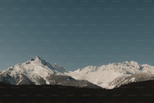 una vista di una catena montuosa con neve su di esso