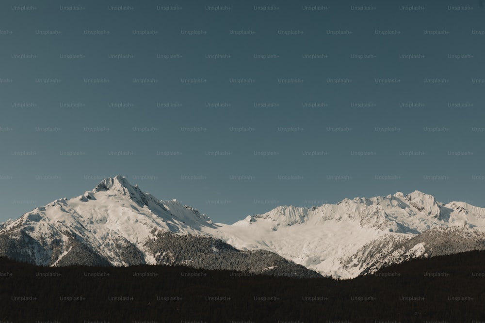 una vista de una cadena montañosa con nieve