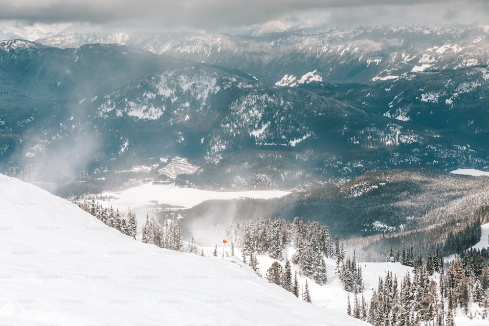 Un hombre montando esquís por la ladera de una pendiente cubierta de nieve