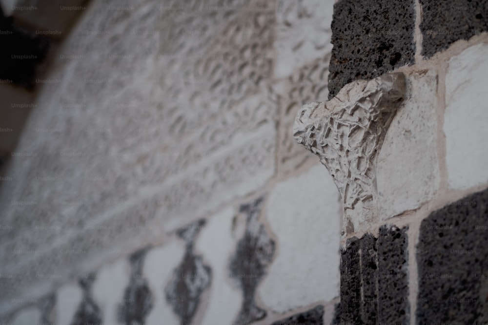 um close up de uma parede de tijolos com uma cruz sobre ela
