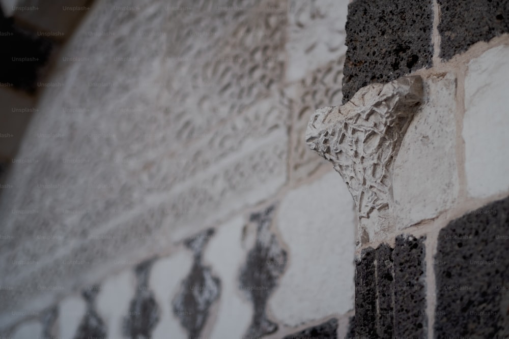 un gros plan d’un mur de briques avec une croix dessus