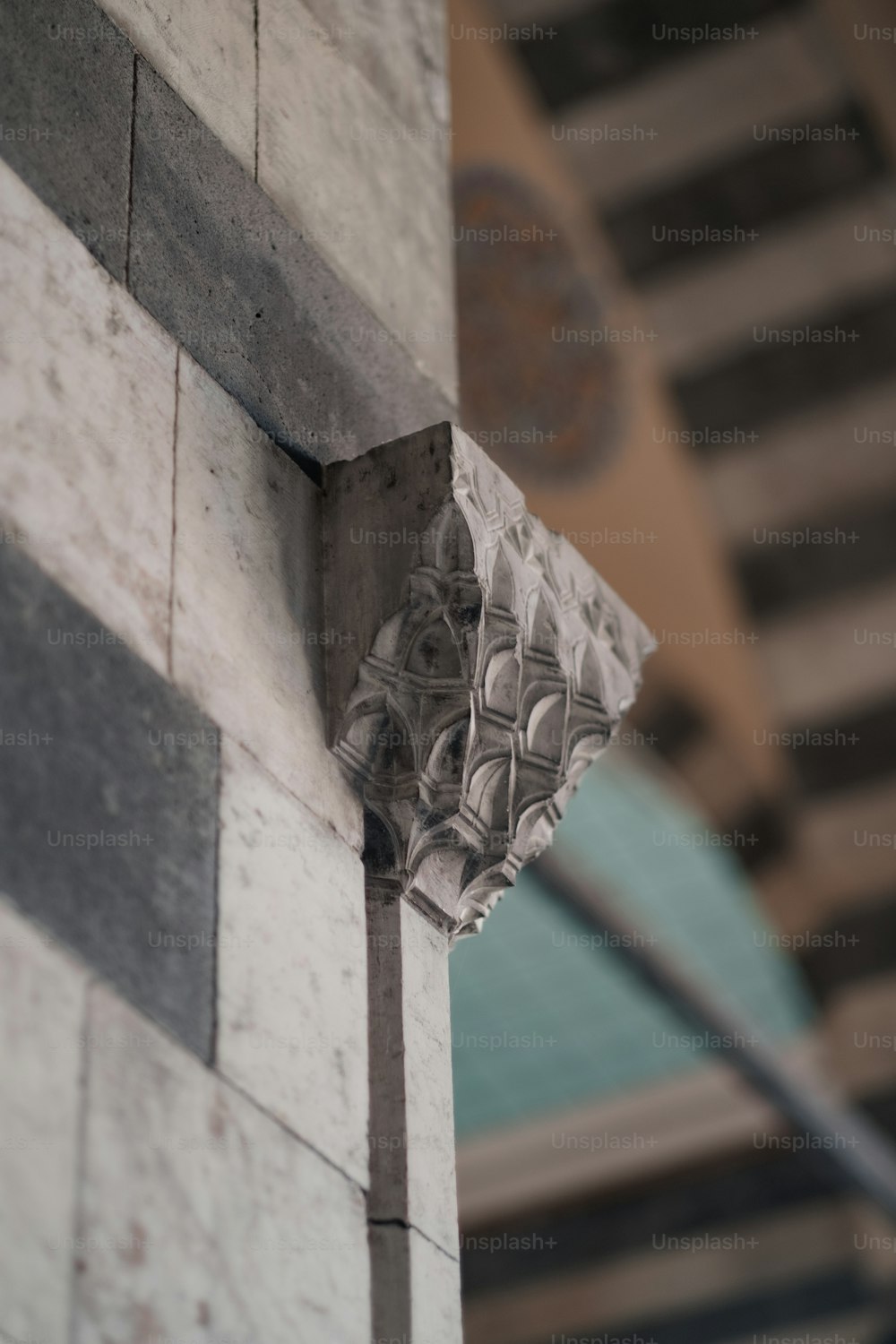 eine Nahaufnahme eines dekorativen Objekts an der Seite eines Gebäudes