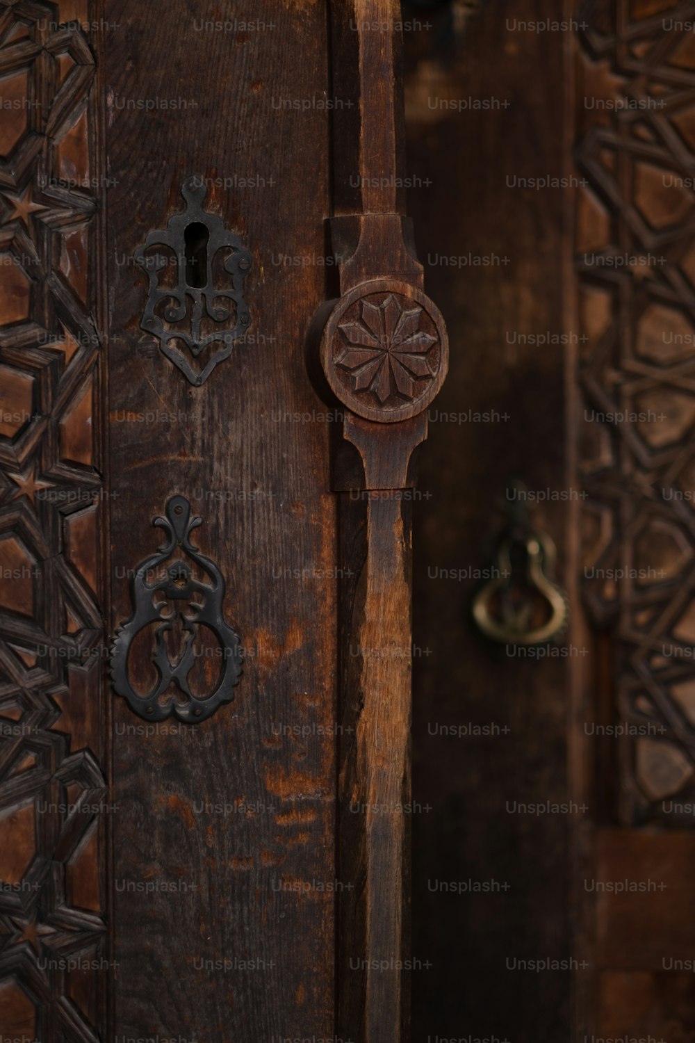 木製ドアのドアハンドルのクローズアップ