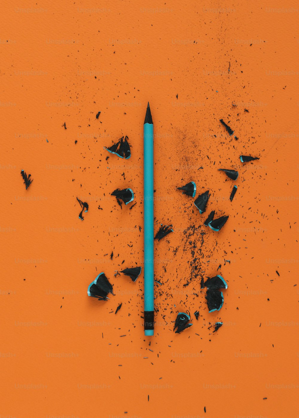 ein blauer Bleistift, der auf einem Trümmerhaufen liegt