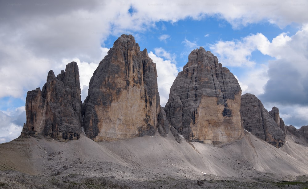 Un gruppo di montagne con un cielo nuvoloso sullo sfondo