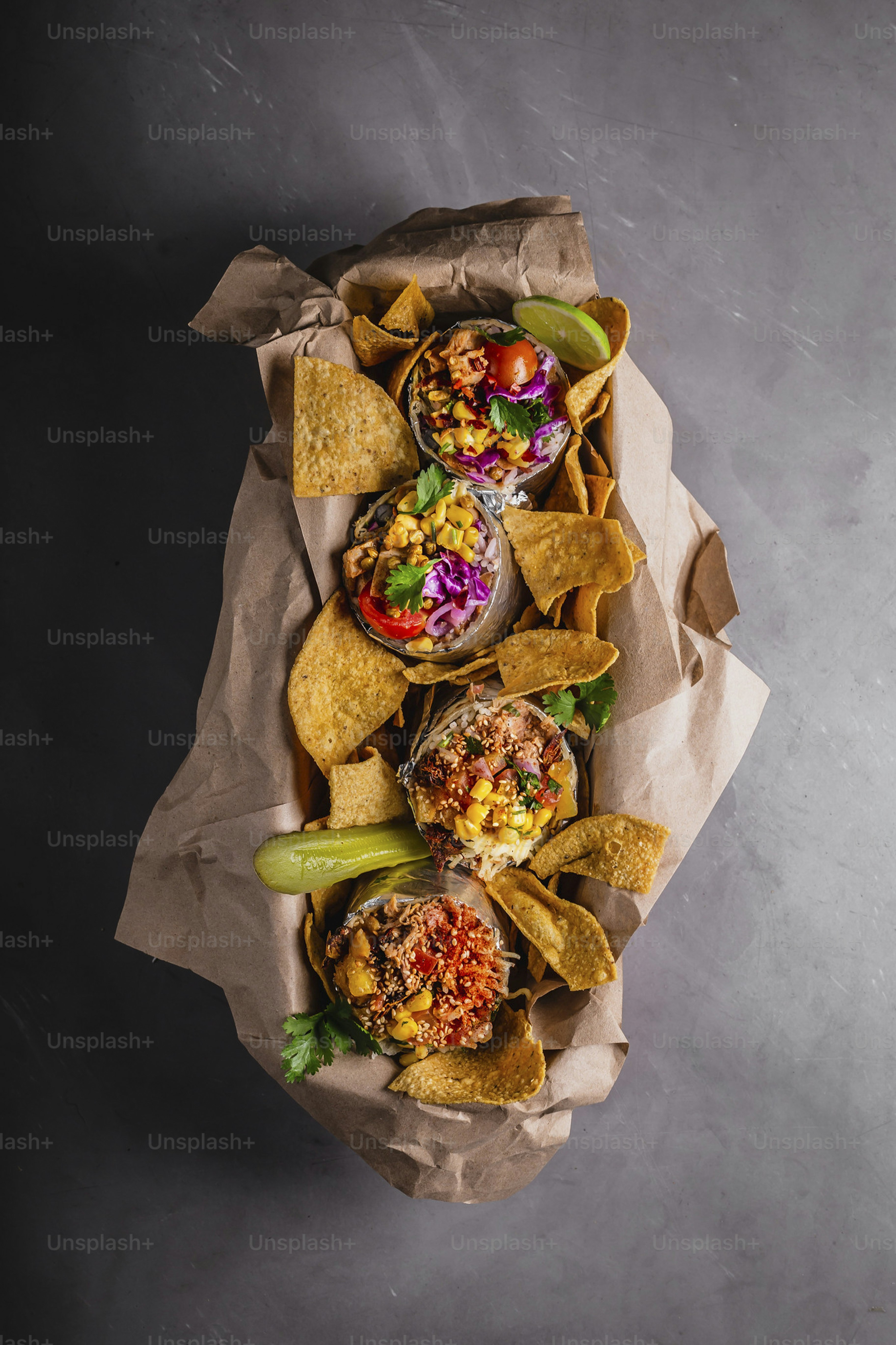 un vassoio pieno di tacos e patatine di mais