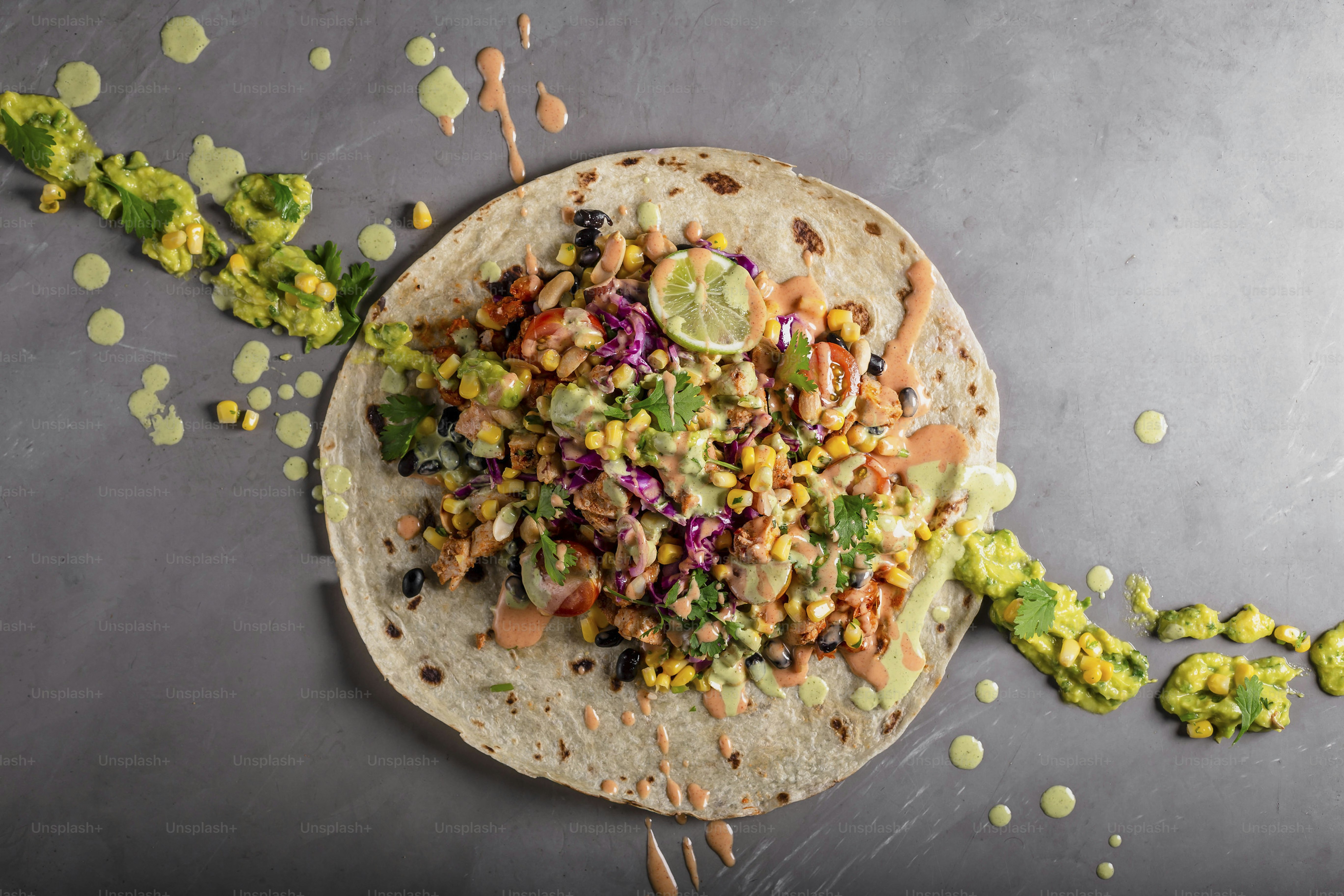 una tortilla llena de muchas verduras encima de una mesa