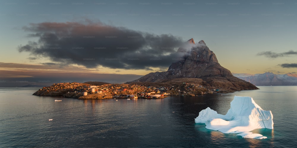 Un gran iceberg flotando en medio de un cuerpo de agua